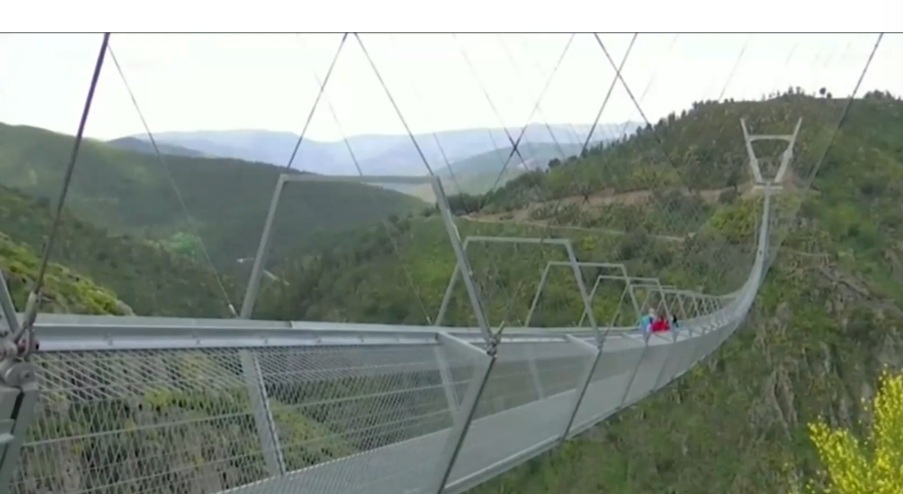 В Португалия откриха най дългия висящ пешеходен мост Съоръжението което се