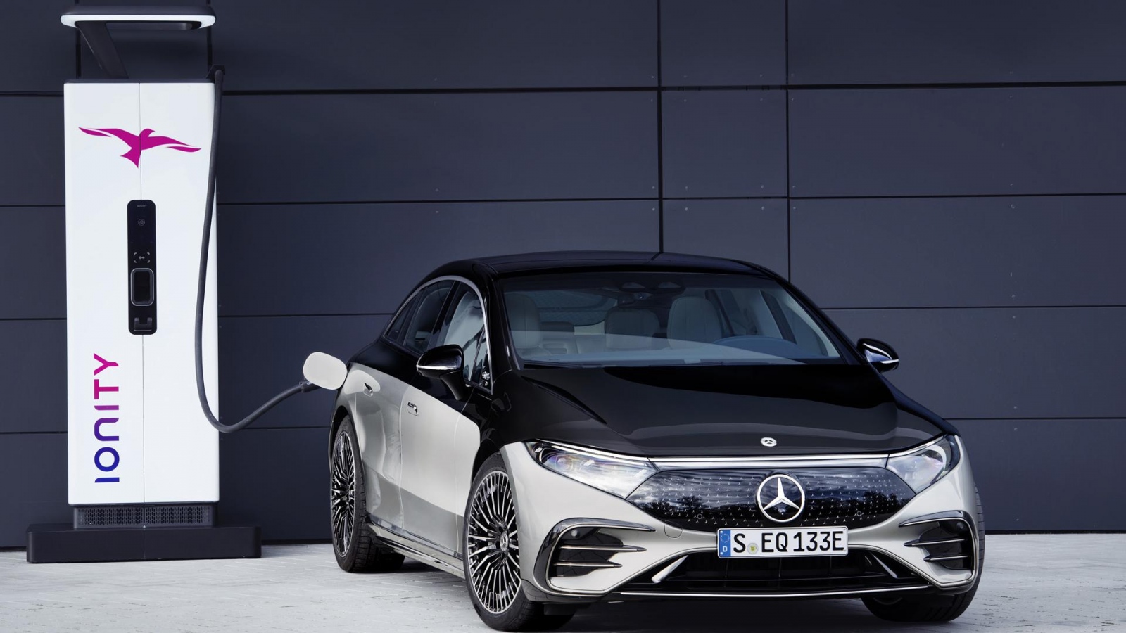 Германската марка Mercedes Benz представи първия изцяло електрически луксозен седан наречен