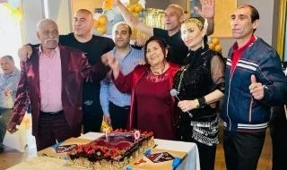 Софи вдигна див купон за юбилея на майка си