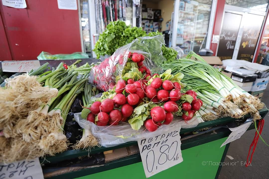 Софиянци луднаха по български зеленчуци на пазар "Красно село", видя