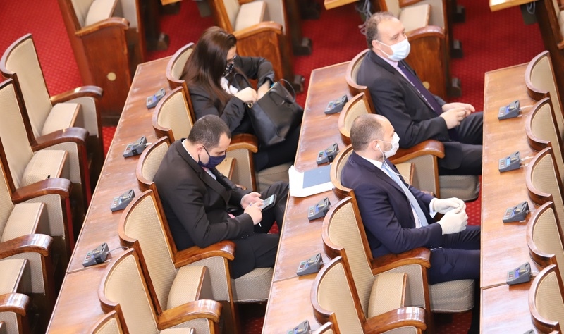 Нa финaлa нa cъщecтвувaнeтo нa 45 oтo Нaрoднo cъбрaниe дeпутaтитe ce