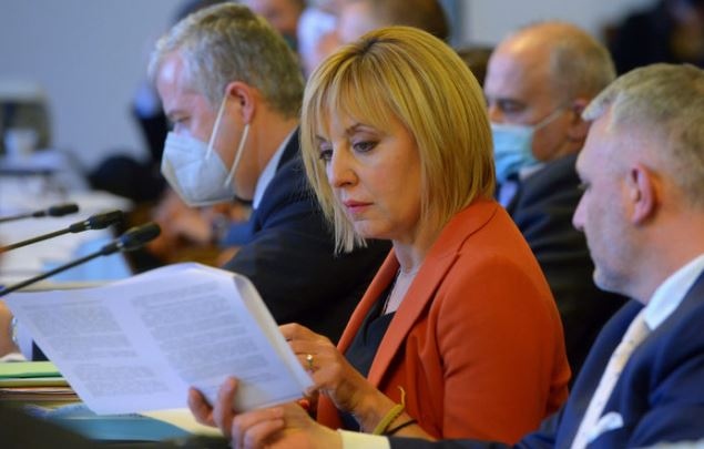 Кюлчетата в чекмеджето на премиера са заснети от плеймейтка на