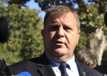 Министърът на отбраната в оставка и лидер на ВМРО Красимир