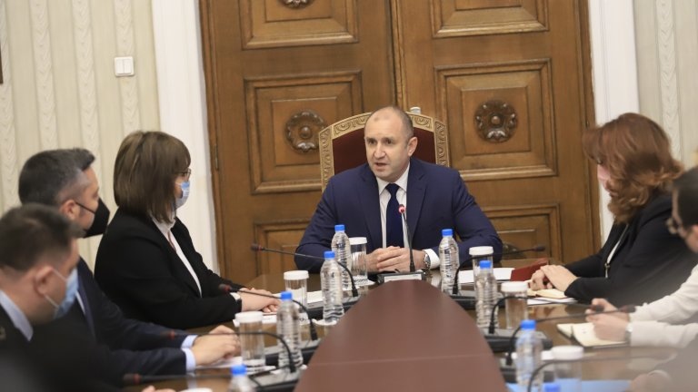 Парламентарно представените партии днес отново са на Дондуков 2 за