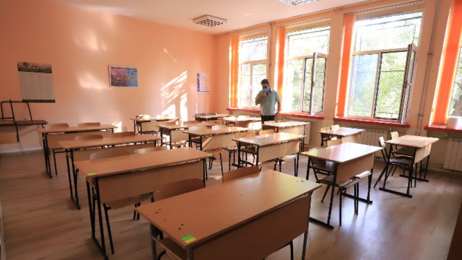 Шестокласниците и единайсетокласните се връщат към присъствено обучение седмица по рано