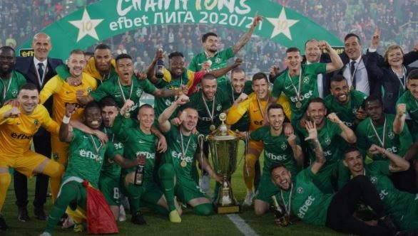 Футболистите на Лудогорец вдигнаха десетата си шампионска титла веднага след мача