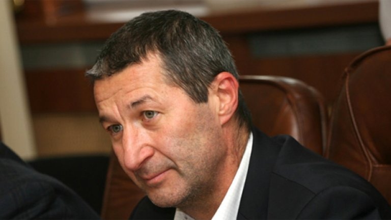 Сериозно е състоянието на икономиста Владимир Каролев който пострада в
