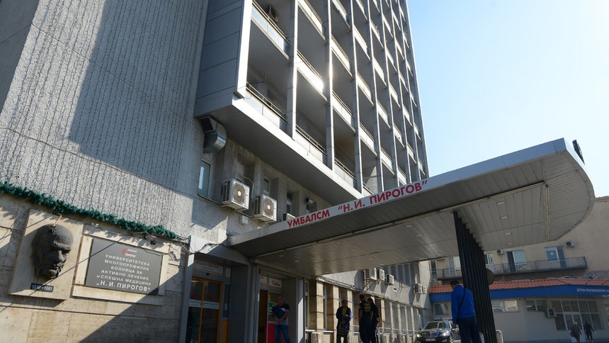 Транспортират икономиста Владимир Каролев с линейка в столичната болница Пирогов В