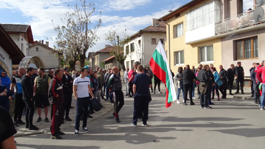 Мирен протест пред сградата на съда в Разлог в защита