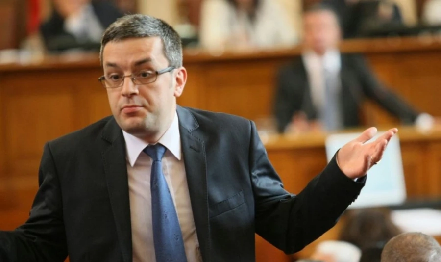 Тома Биков пита кой предложи Румен Спецов за шеф на НАП