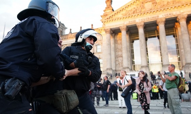 Десетки са били арестувани в Берлин при безредици по време