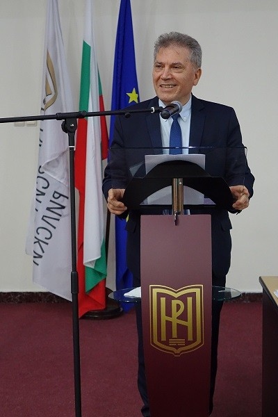 Академичен феодал властва в Благоевград Събирателен образ на безобразията първо