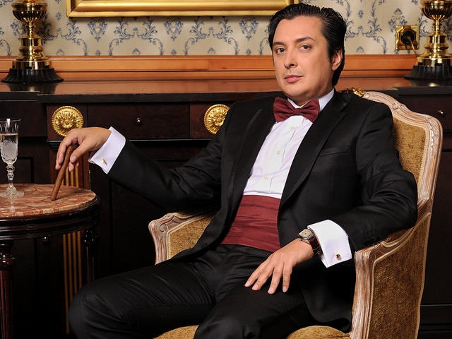 Певецът Васил Петров представя един от най големите си хитове