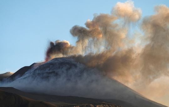 В Италия днес изригнаха едновременно два вулкана - Етна на