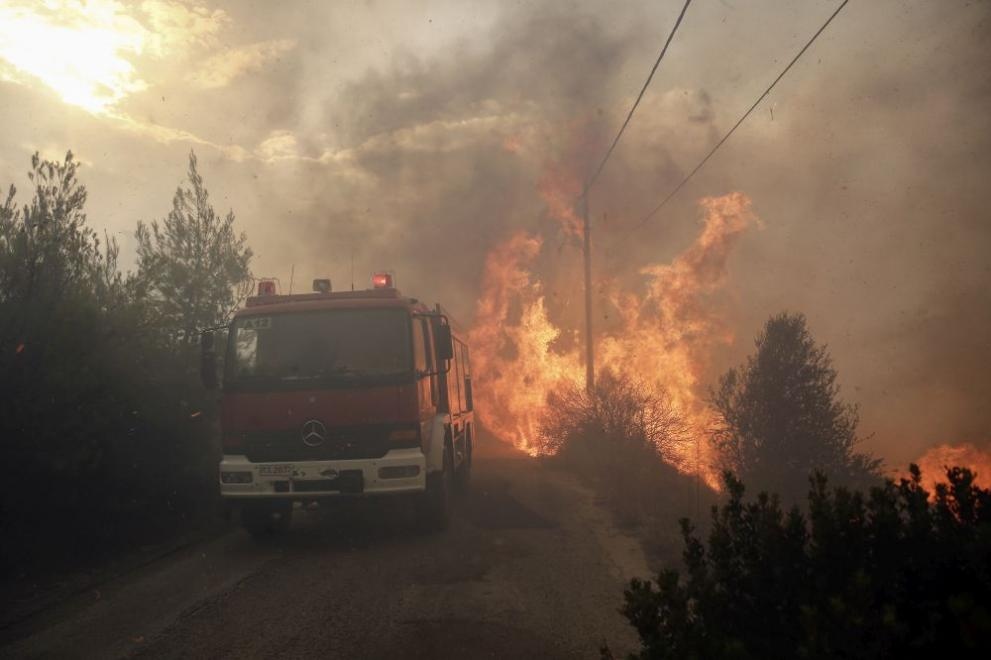 Продължава борбата с големия горски пожар в Гърция Около 300