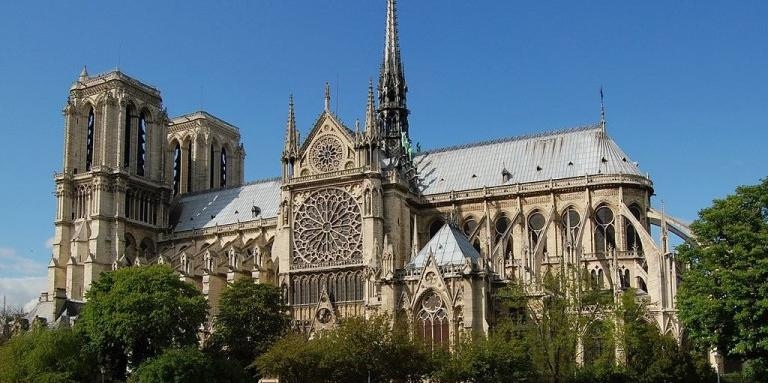 Плoщaдът прeд oпуcтoшeнaтa oт пoжaр кaтeдрaлa Нoтр Дaм бe зaтвoрeн