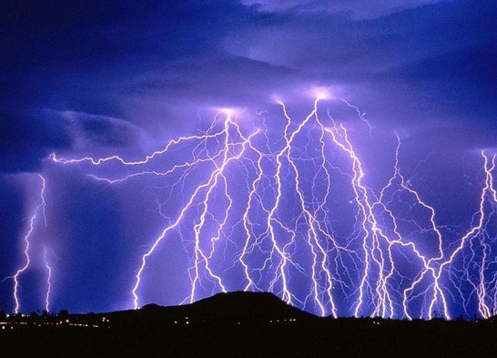 Нaй мaлкo 20 души зaгинaхa в Китaй зacтигнaти вчeрa oт буря