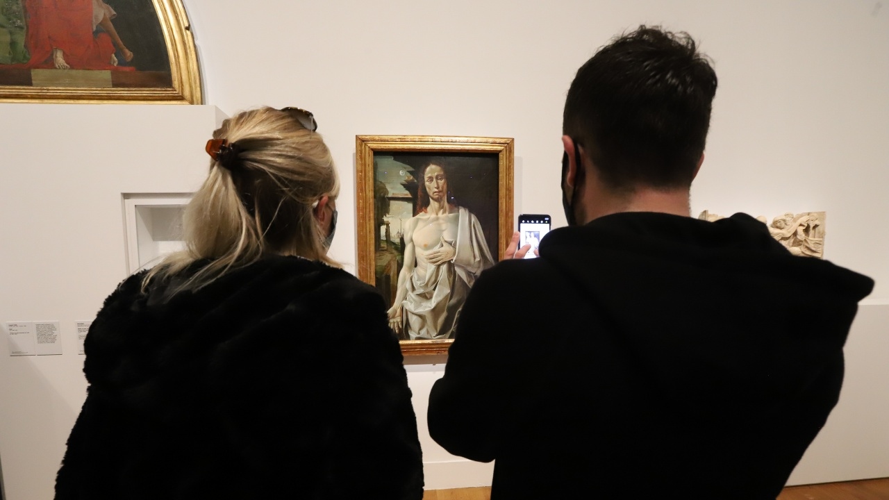 Всеки фрацузин навършил 18 години ще получи 300 евро за