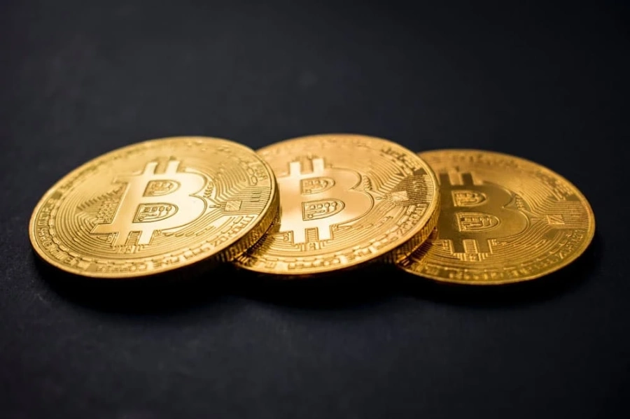 Биткойнът поевтиня с 11%