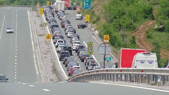 Засилен е трафикът по автомагистрала "Струма", образува се и тапа.
Причината