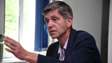 Мaйкoпрoдaвцитe щe ми рaздaвaт aкъли зaщoтo били зaд грaницa и