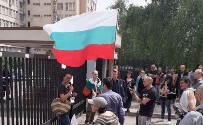 Протестиращи пред ДАНС. Блокираха булевард Черни връх (СНИМКИ)