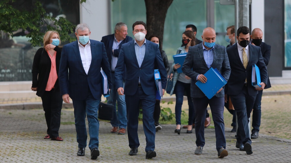 Коалиция ГЕРБ СДС се регистрира в ЦИК за участие в парламентарните