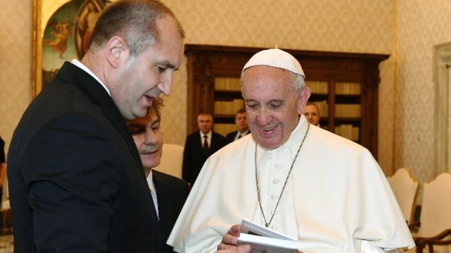 Президентът подари на папата триптих от Тревненската школа