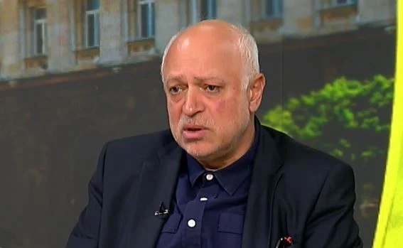 Минеков не знае името на диригента на Филхармонията
