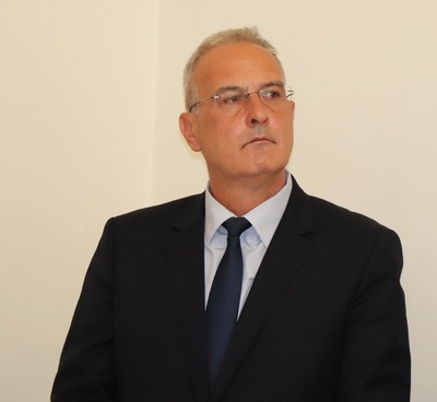 Вместо да се разграничи от предшествениците си и да демонстрира