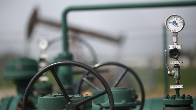 Тук нефтът тече от чешмата запомнила съм това изречение