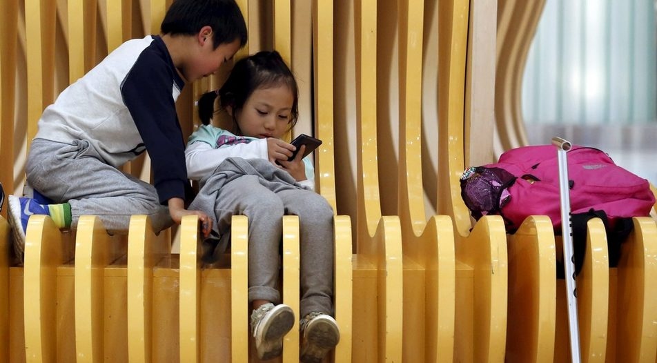 След драстично застаряване на населението Китай обяви че на двойките