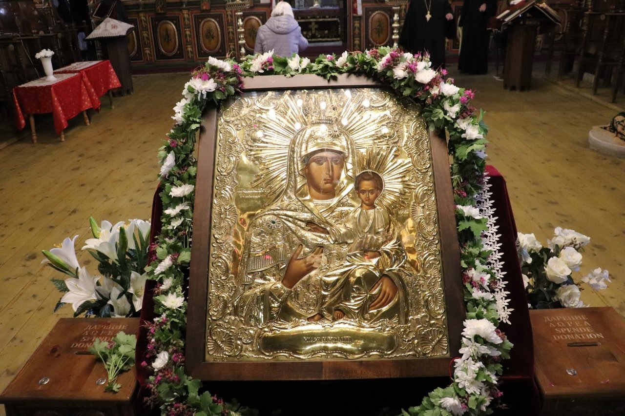 Копието на Чудотворната икона, намираща се в Зографския манастир на