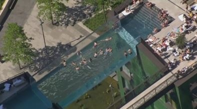 Уникален плувен басейн във въздуха откриха в Лондон Съоръжението е