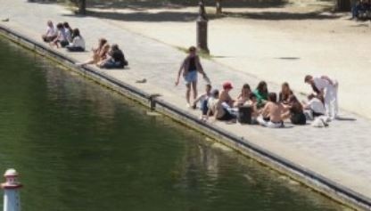 Лятото дойде в Париж След хладното време през последните няколко