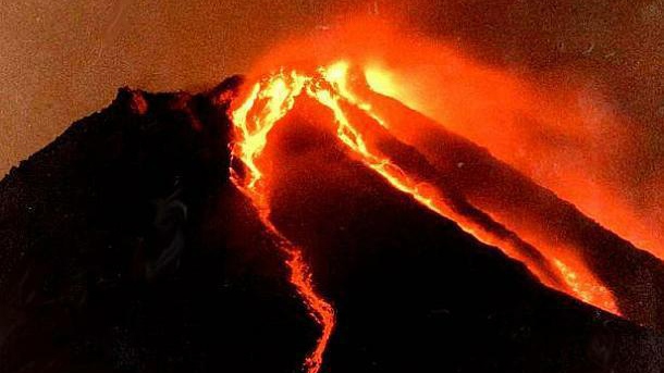 Невероятен момент в който метеорит попада в кратера на вулкана