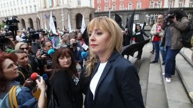 Манолова на протеста: Опитът да се сплаши Бойко Рашков е опит да сплашат всички министри