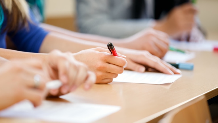 Дванадесетокласниците се справиха успешно с държавните зрелостни изпити въпреки дългите