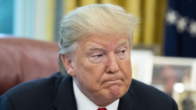 Фейсбук обяви в петък че спира всички профили акаунти на