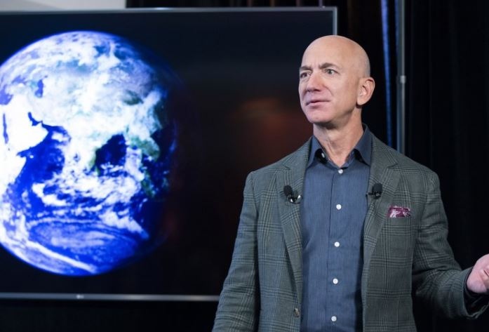 Основателят на Амазон Джеф Безос обяви че ще полети в