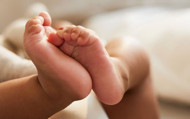 Млада майка хвърли 4 месечното си бебе от тераса в Златица съобщиха от