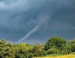 Впечатляващо торнадо се завихри в монтанското село Златия тази вечер