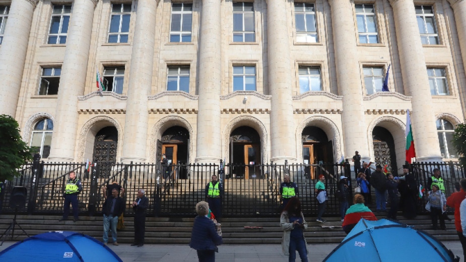 Входовете на Съдебната палата в София са блокирани от протестиращи,