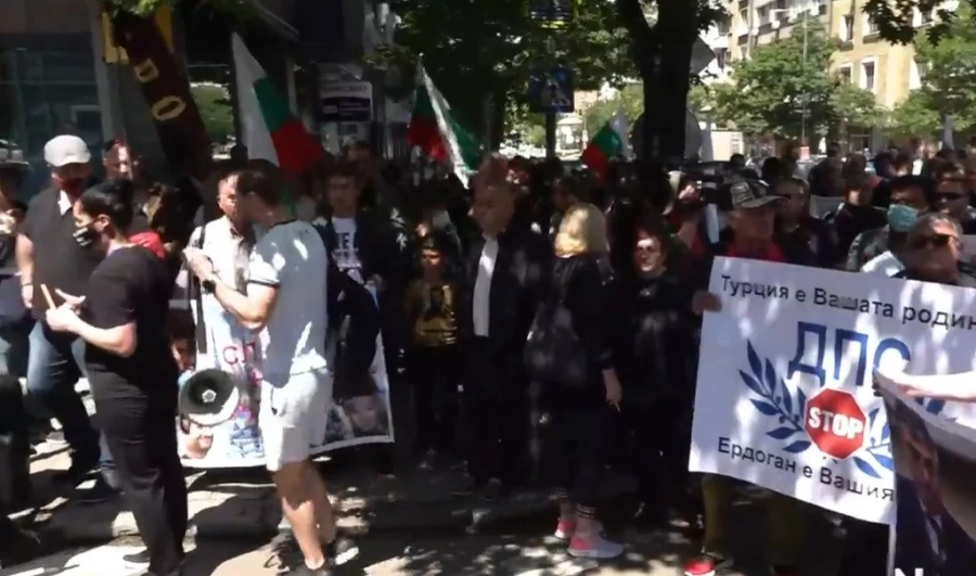 Българските патриоти – ВМРО, ВОЛЯ и НФСБ излязоха на протест пред централата на ДПС