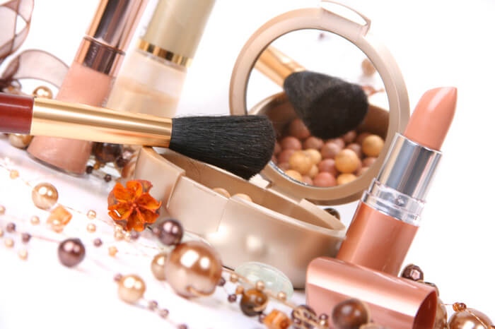 Повече от половината масово използвани козметични продукти като червила спирали