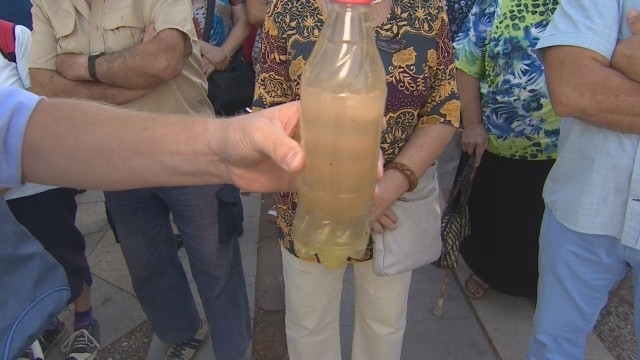 Калофер продължава да протестира заради мръсната питейна вода в града