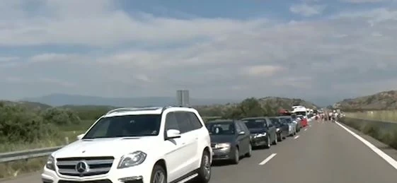 Километрични опашки по пътя за Гърция