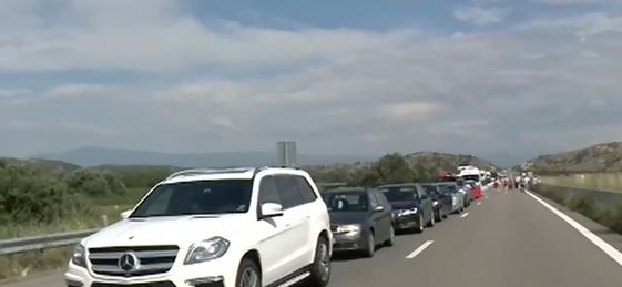Отново километрични опашки по пътя за Гърция към Кулата Трудно