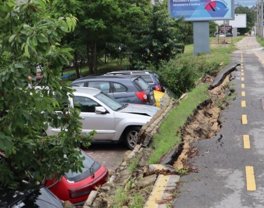 Велоалея се срути върху автомобили във Варна Инцидентът се разиграва