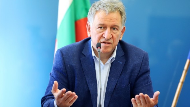 Служебният министър на здравеопазването Стойчо Кацаров дава брифинг пред представители